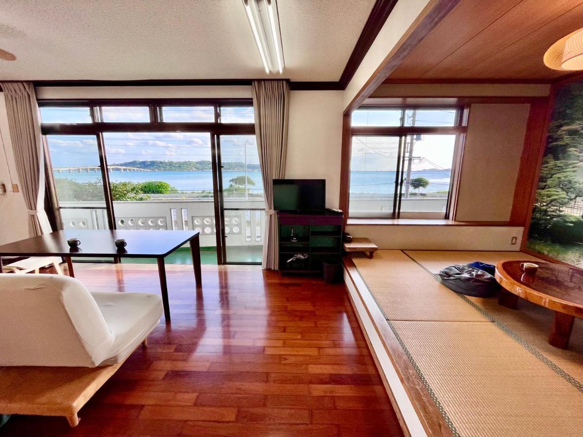 バーベキューもできる! 海と浜比嘉大橋を一望できる宿 Henza Exterior foto