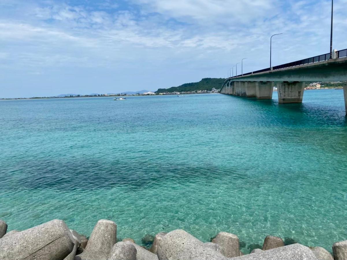 バーベキューもできる! 海と浜比嘉大橋を一望できる宿 Henza Exterior foto